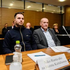 Niko Ranta-aho ja asianajaja Hannu Kaitaluoma Helsingin hovioikeudessa 13. syyskuuta 2022.