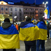 Personer har samlats på Vasa torg för att visa stöd för Ukraina. 