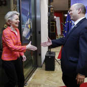 Euroopan komission puheenjohtaja Ursula Von Der Leyen  ja Israelin pääministeri Naftali Bennett ovat kättelemässä.