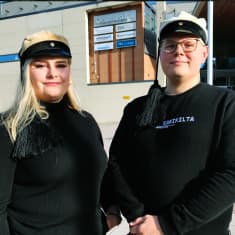 Tietotekniikan opiskelijat Viivi Mustonen ja Atte Jokinen Tietotalon edustalla Hervannan yliopistokampuksella Tampereella.