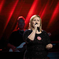 Anna Lumikivi laulamassa The Voice of Finland Ääni ratkaisee-osiossa 2023. 