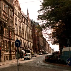 Kotikatu-sarjan alkuosien päänäyttämö Helsingin Korkeavuorenkatu.