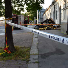Poliisin eristysnauha Porin taidemuseolla tulipalon jälkeisenä aamuna