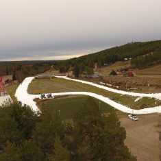 Ounasvaaran hiihtokeskus ja ensilumen latu loppusyksyllä ilmasta kuvattuna.
