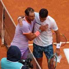 Rafael Nadal ja Pedro Cachin halaavat ottelun jälkeen.