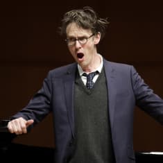 Laulaja Ian Bostridge esiintymässä.