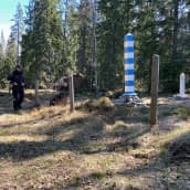 Pohjois-Karjalan rajavartioston partio seuraa, kun koira nuuhkii rajalinjaa.