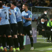 Uruguayn valmentajaikoni Oscar Tabarez seuraa, kuinka maan pelaajat juhlivat maalintekoa Boliviaa vastaan syyskuun 5. päivä 2021.