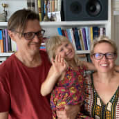Vanhatalojen perhe Tallinnassa, isä, äiti ja tytär hymyilevät kuvaajalle.