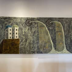 Abstrakti maalaus kahdesta talosta kielekkeen reunalla, jonka edustalla on kaksi isoa aaltoa.