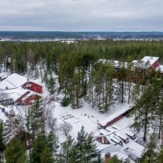 Piispalan leirikeskuksen rakennuksia ilmasta kuvattuna.