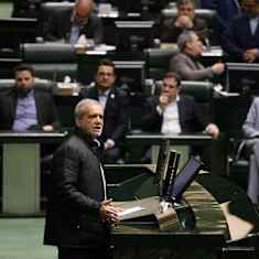 Iranin presidentti Masoud Pezeshkian puhuu parlamentin istunnossa.