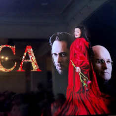 Oopperateos Toscan mainoskuva jossa näkyvät esityksen kolme pääosan esittäjää