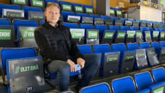 SaiPan toimitusjohtaja Jussi Markkanen istuu jäähallin katsomossa.
