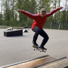 Elmo Kaikkonen skeittaa Rovaniemellä Antinpuistossa