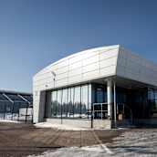 Yandex Mäntsälässä. Yrityksen nimikyltti on poistettu rakennuksen seinältä.