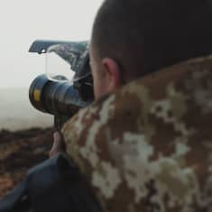 Ukrainalaissotilas tarkkailee maisemaa venäläishävittäjien varalta lähellä Bahmutia, Itä-Ukrainassa 17.3.2023