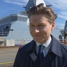 Antti Häkkänen hymyilee lähikuvassa katsoen kamerasta ohi.
