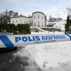 Poliisin nauhalla eristämä alue tukholmalaisella omakotialueella. 