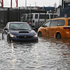 Autoja tulvavedessä New Yorkin Brooklynin kaupunginosassa 29. syyskuuta 2023.