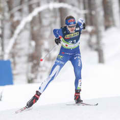 Eveliina Piippo hiihtää Planican MM-kisojen 10 kilometrin kisassa.