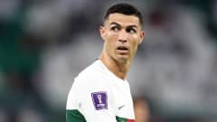 Cristiano Ronaldo blickar åt sidan.