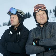 Entiset alppihiihtäjät ja Yle Urheilun asiantuntijat Marcus Sandell ja Kalle Palander poseeraavat kuvassa.