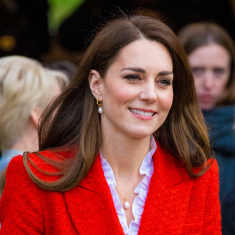 Prinsessa Catherine punaisessa jakussa kävelee.