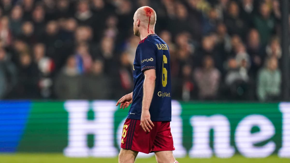 Ajaxin Davy Klaassen sai sytkärin päähänsä Hollannin cupin välierässä 5.4.2023.