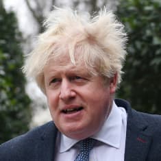 Boris Johnson tukka pörrössä.