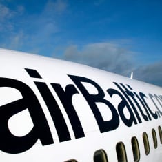 Air Balticin kone lähikuvassa.