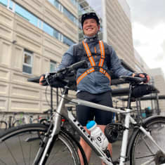 Hymyilevä Antti Sahlström poseeraa polkupyöränsä kanssa. Hänellä on päällään syyssäähän sopiva pyöräilyvarustus.