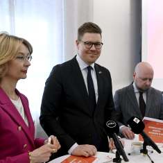 Tytti Tuppurainen, Antti LIndtman ja Joona Räsänen esittelevat SDP:n vaihtehtobudjetin.