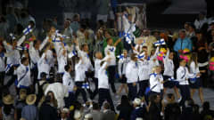 Suomen olympiajoukkueen urheilijoita Rion avajaisseremoniassa.