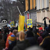 Rauhanjärjestöjen mielenosoitus Venäjän suurlähetystön edustalla Helsingin Tehtaankadulla.