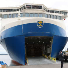 Finnlinesin uusi rahti-matkustajalaiva Finnsirius Naantalin satamassa keula avoinna.