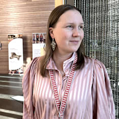 Nainen, saamelaiskäräjien kieliturvasihteeri Anne Kirste Aikio, katselee pois päin kamerasta Sajoksessa 1. lokakuuta 2024.