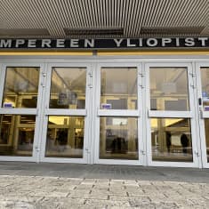 Lasiovet, joiden yläpuolella olevassa kyltissä lukee: Tampereen yliopisto.