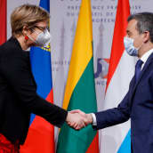 Sisäministeri Krista Mikkonen kättelee Ranskan sisäministeriä Gerald Darmaninia.