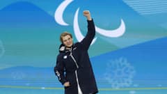 Santeri Kiiveri tuulettaa paralympiavoittoa.