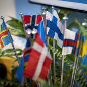 Pohjoismaiden liput pöytätelineessä.