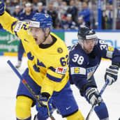 Ruotsin Joel Kellman ja Suomen Juuso Hietanen MM-kisojen ottelussa.