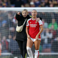 Arsenalin pelaajat Leah Williamson ja Beth Mead kävelevät jalkapallokentällä.