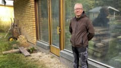 Maakunnan lasin yrittäjä Tero Granqvist seisoo ison ikkunan edessä.