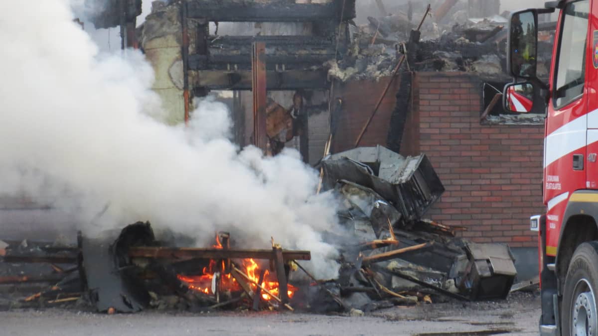 Hotellin päärakennus tulessa Harjavallassa.
