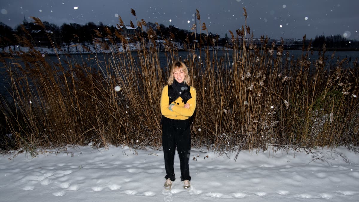 Kati Pikkarainen seisoo lumisessa maisemassa.