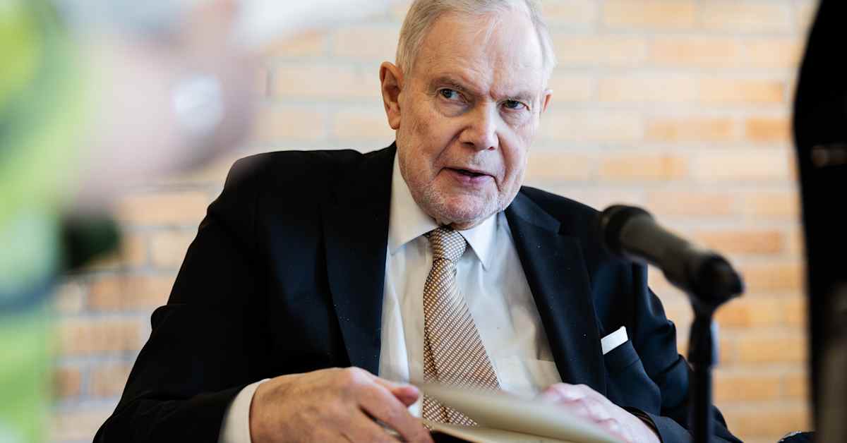 Entinen pääministeri Paavo Lipponen lahjoittaa harvinaisen kirjakokoelmansa Suomen merimuseolle Kotkaan