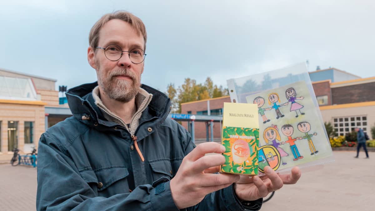 Antti-Jussi Alarmo esittelee 6c-luokan suunnittelemaa teepaketin etikettiä.