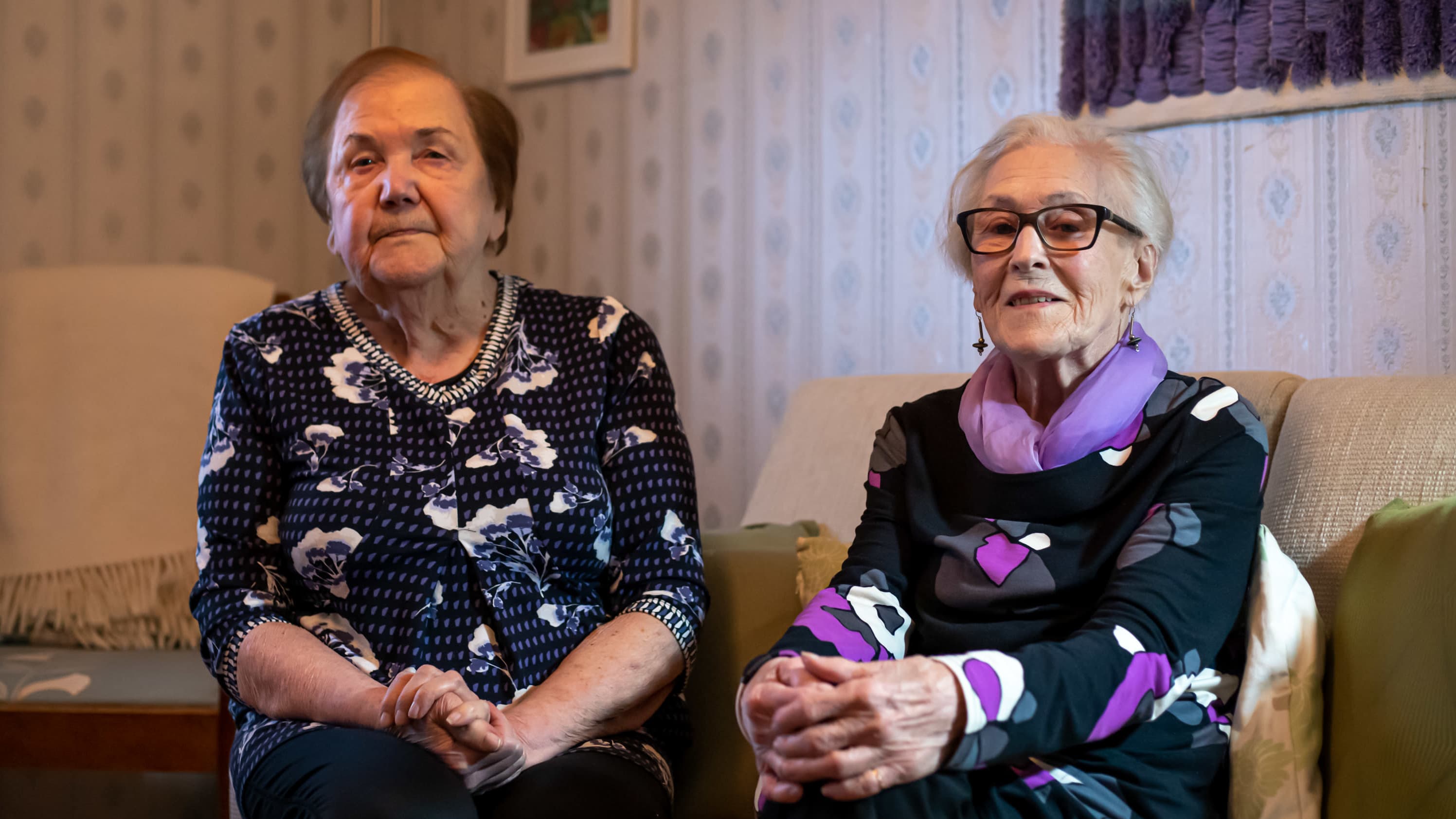 Kaksi naista, Vuokko Koskinen ja Pirkko Lohi istuvat sohvalla. He toimivat pikkulottina talvisodan aikana.