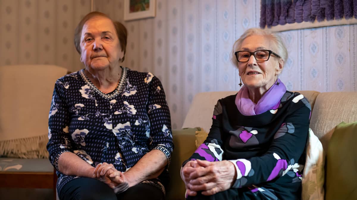 Kaksi naista, Vuokko Koskinen ja Pirkko Lohi istuvat sohvalla. He toimivat pikkulottina talvisodan aikana.